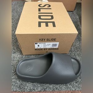 Yeezy slide granite color, size 8 men ( 9 women)